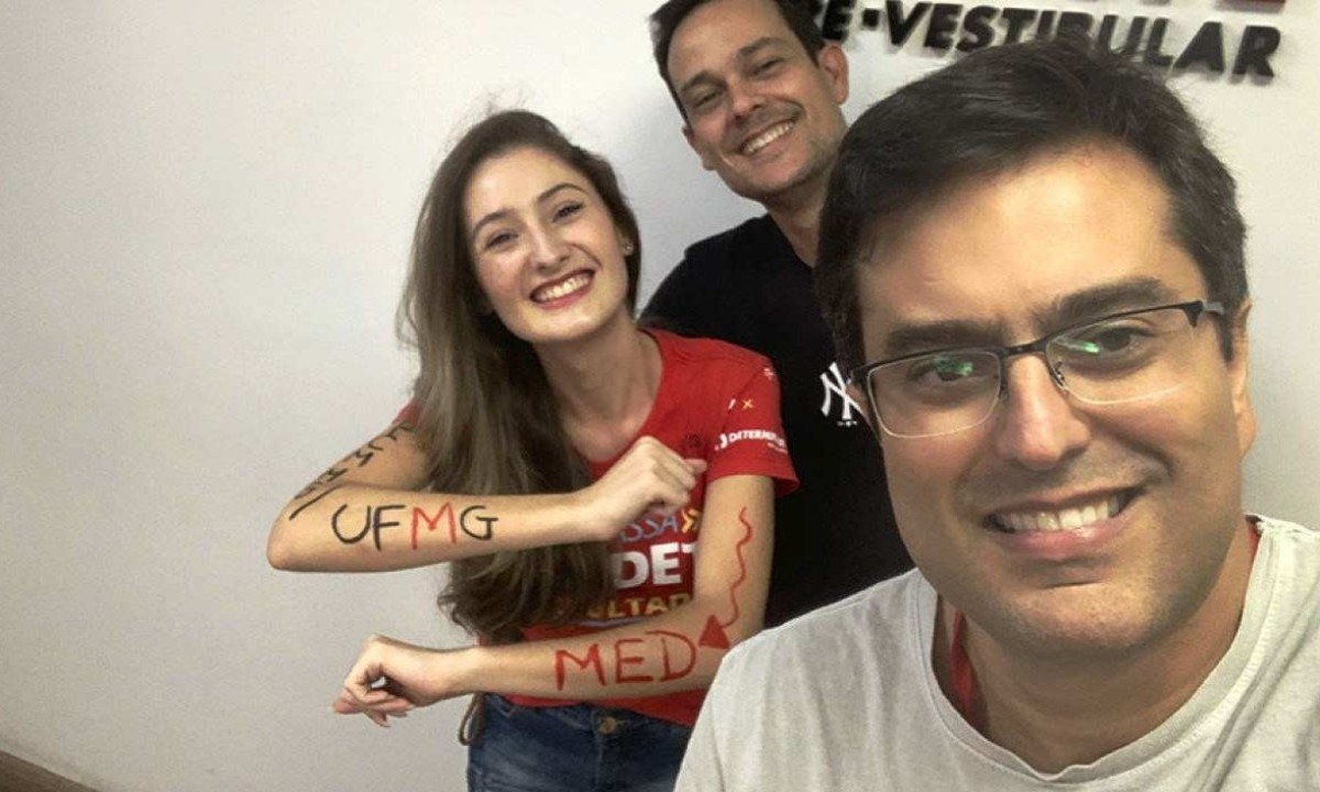 Diretores do Determinante com a ex-aluna Stephanie Senna, aprovada em Medicina
na UFMG -  (crédito: divulgação)