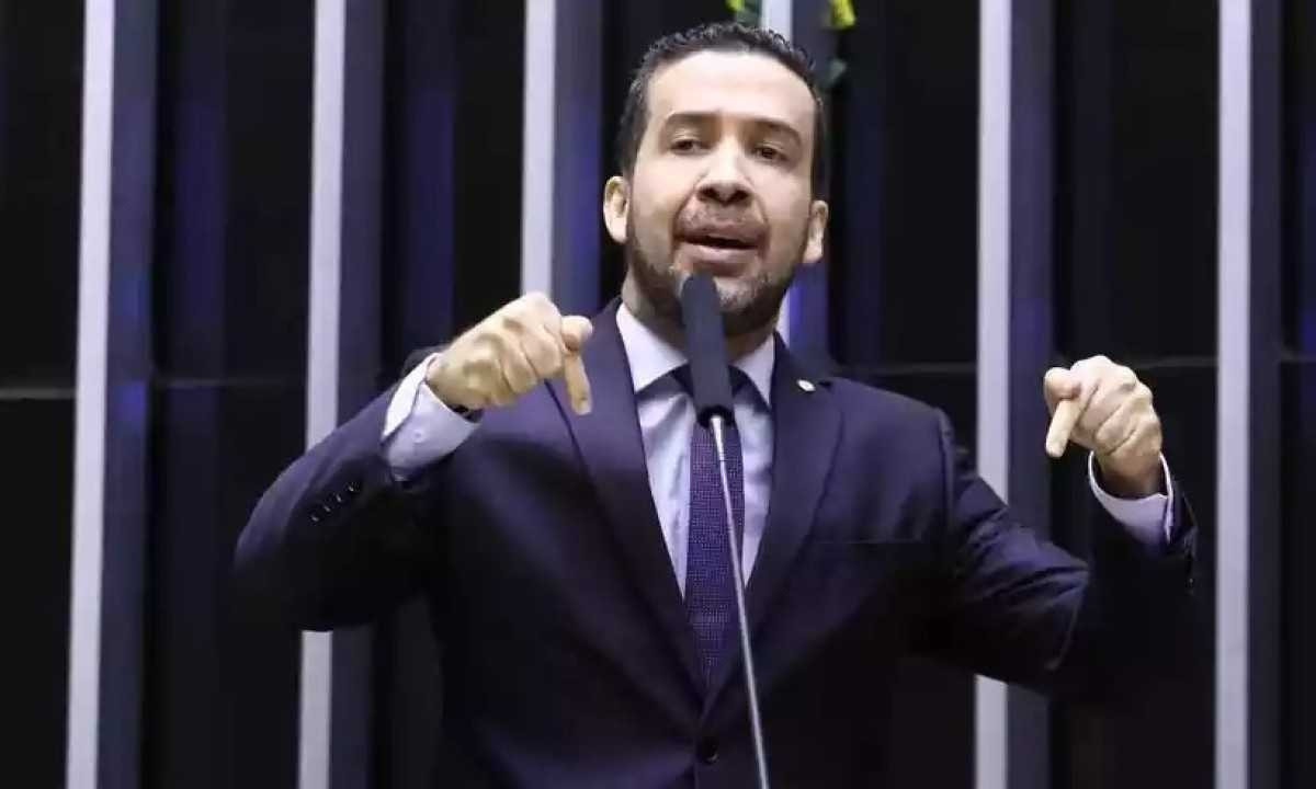 Janones se manifesta sobre abertura de inquérito para apurar ‘rachadinha’  -  (crédito: Reprodução/Câmara dos Deputados)