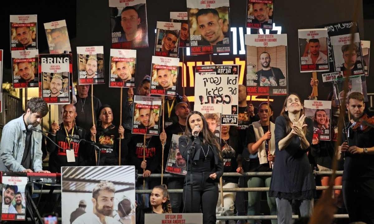 ManifestaÃ§Ã£o em Tel Aviv (Israel) pede libergtaÃ§Ã£o dos refÃ©ns em poder do Hamas -  (crédito: AHMAD GHARABLI / AFP)