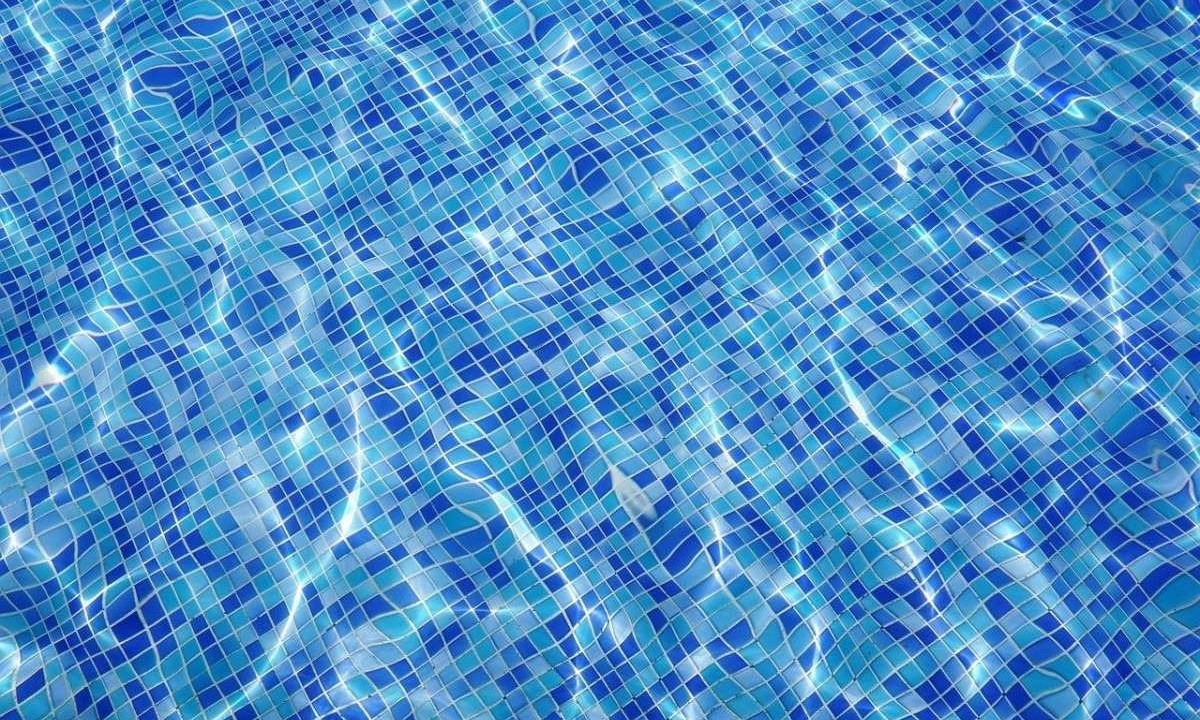 A criança foi encontrada inconsciente e resgatada do fundo da piscina pela mãe -  (crédito: Pixabay/Reprodução (imagem meramente ilustrativa))