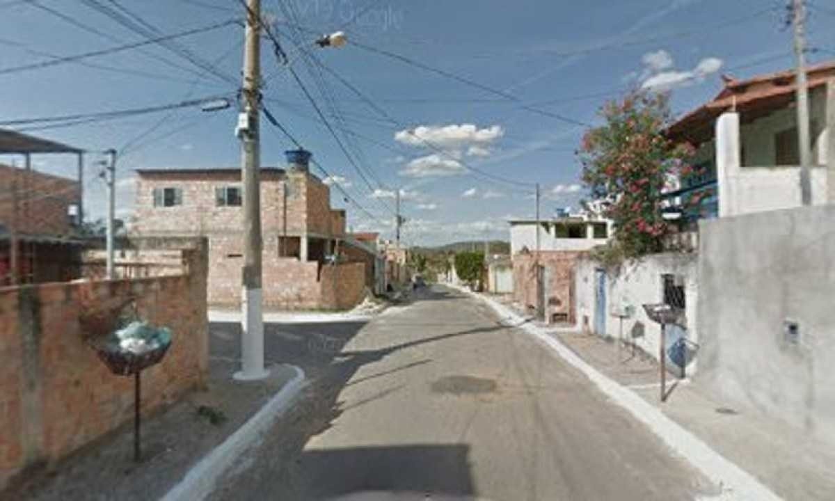 Vítima estava assentada no meio-fio, em frente à sua casa, em Lagoa Santa -  (crédito: Google maps)