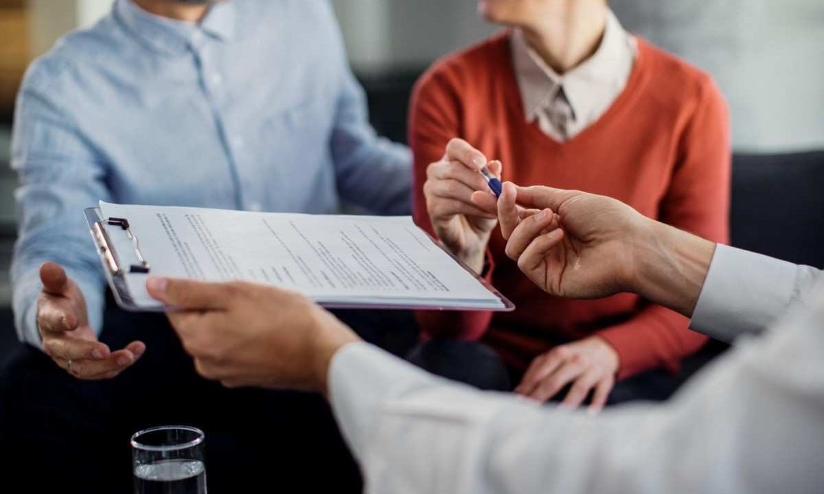 Duas pessoas estão prestes a assinar processo sobre herança, após refletir como fica a sucessão nas empresas da família e a gestão do patrimônio, mantendo o devido cuidado para manter o bom relacionamento e evitar desequilíbrio na saúde mental -  (crédito: Freepik)