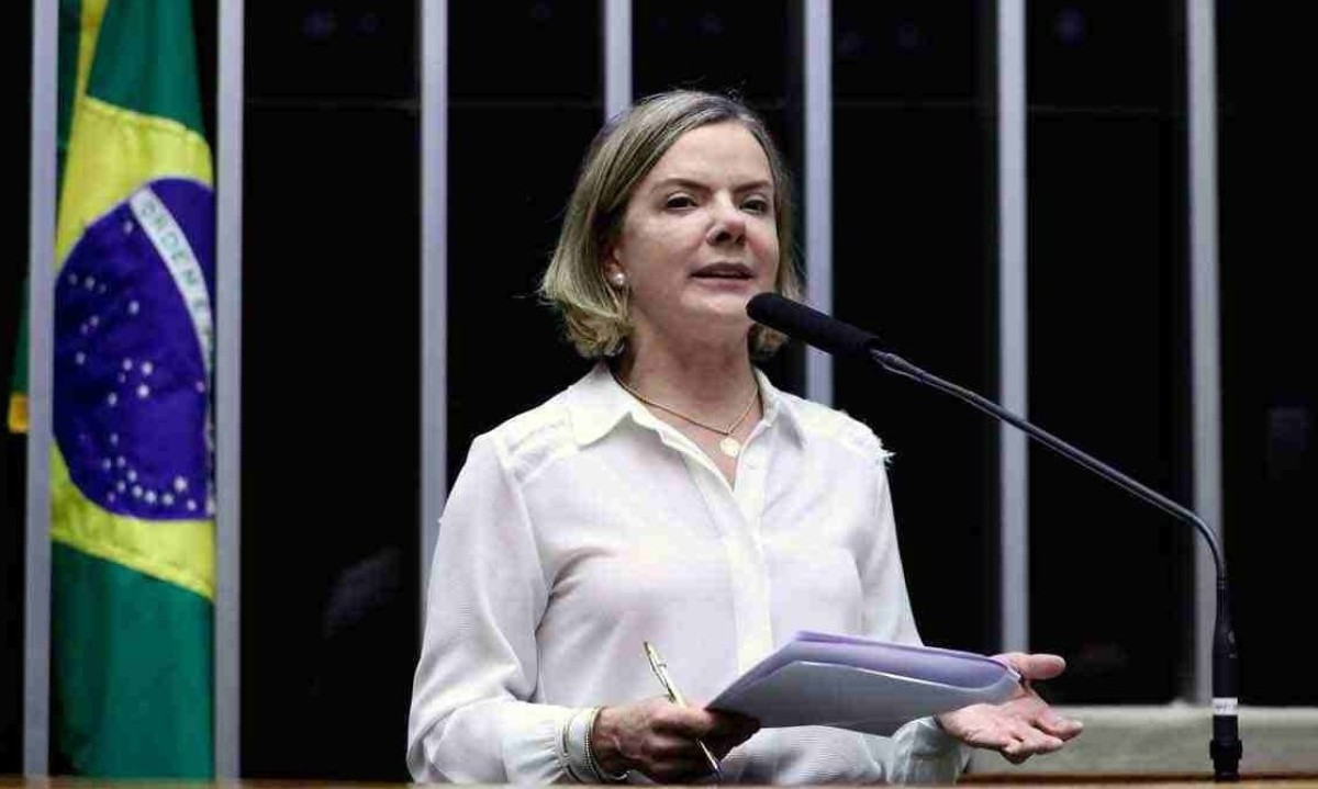 Milei compartilha mensagem contra Lula, e Gleisi rebate: 'Faz molecagem'
