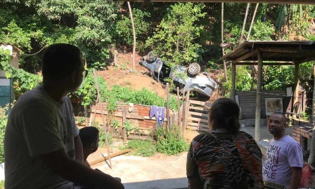 Carro capota e cai e lote de uma casa na Grande BH -  (crédito: Edesio Ferreira/EM/D.A.Press)