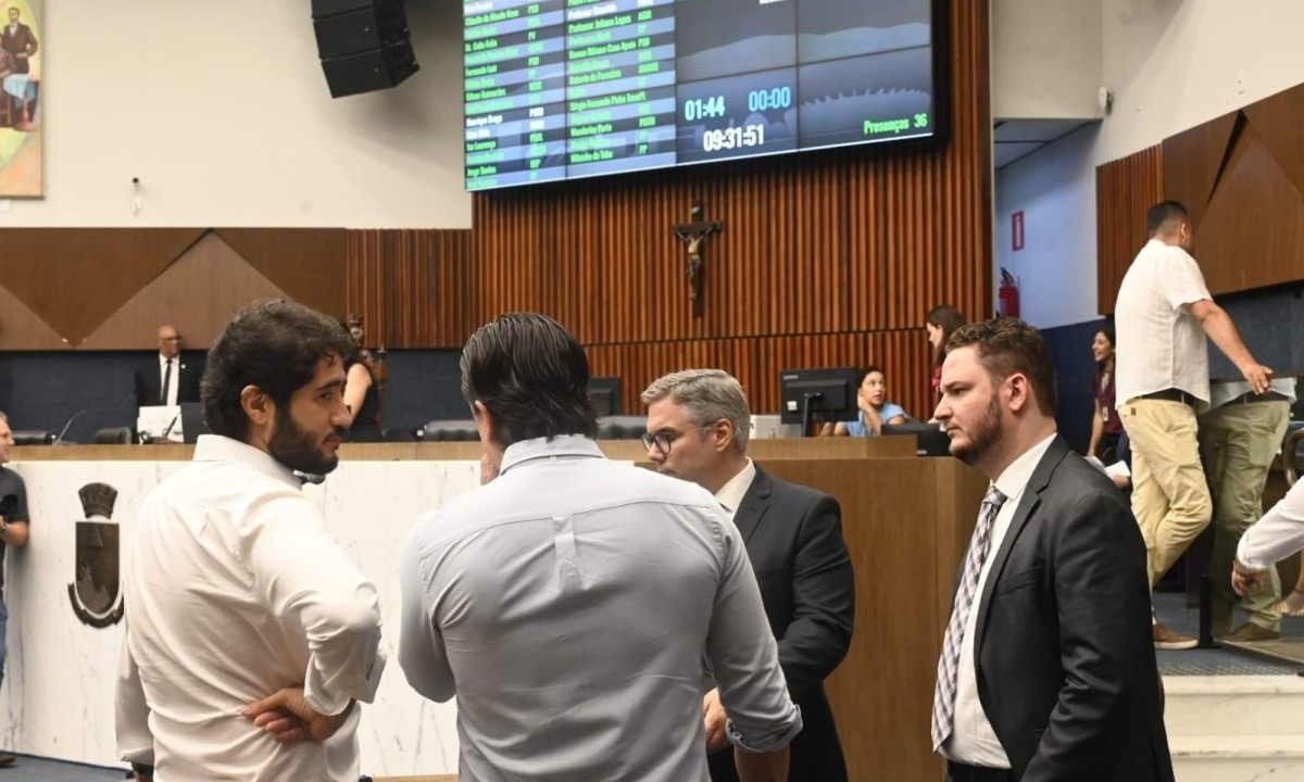 Sessão para discutir cassação de Gabriel foi aberta, mas suspensa por 2h -  (crédito: Leandro Couri/EM)