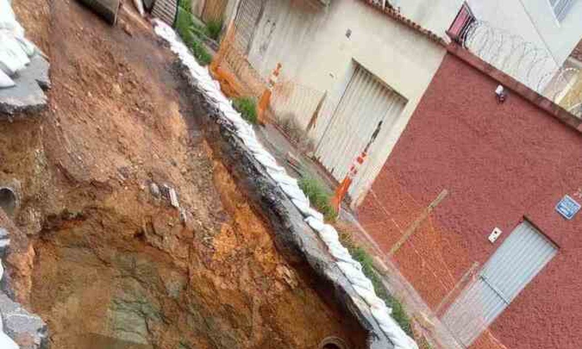 Buraco na rua atrapalha a vida dos moradores na reigão -  (crédito: Imagens cedidas ao Estado de Minas)