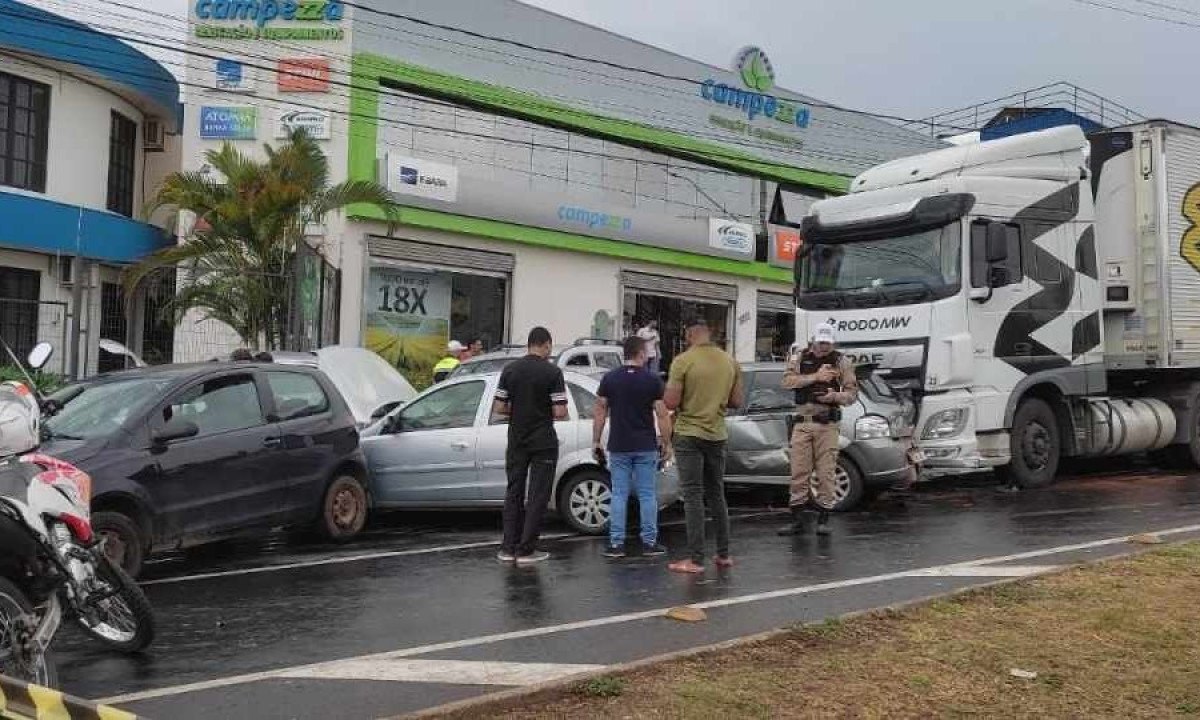 Acidente aconteceu em avenida de Montes Claros -  (crédito: Samu/divulgação)