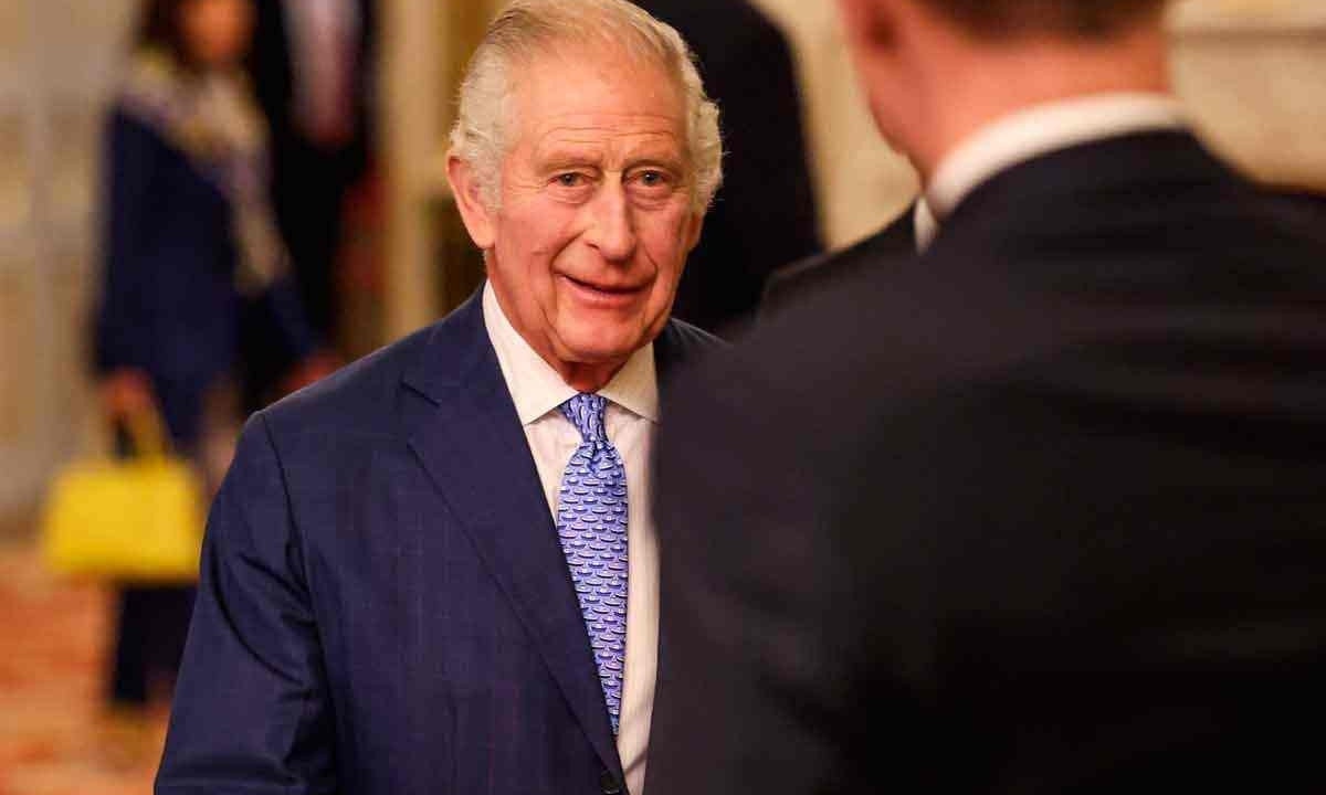 O rei Charles III recebe convidados no Palácio de Buckingham Palace -  (crédito: Daniel LEAL / POOL / AFP)