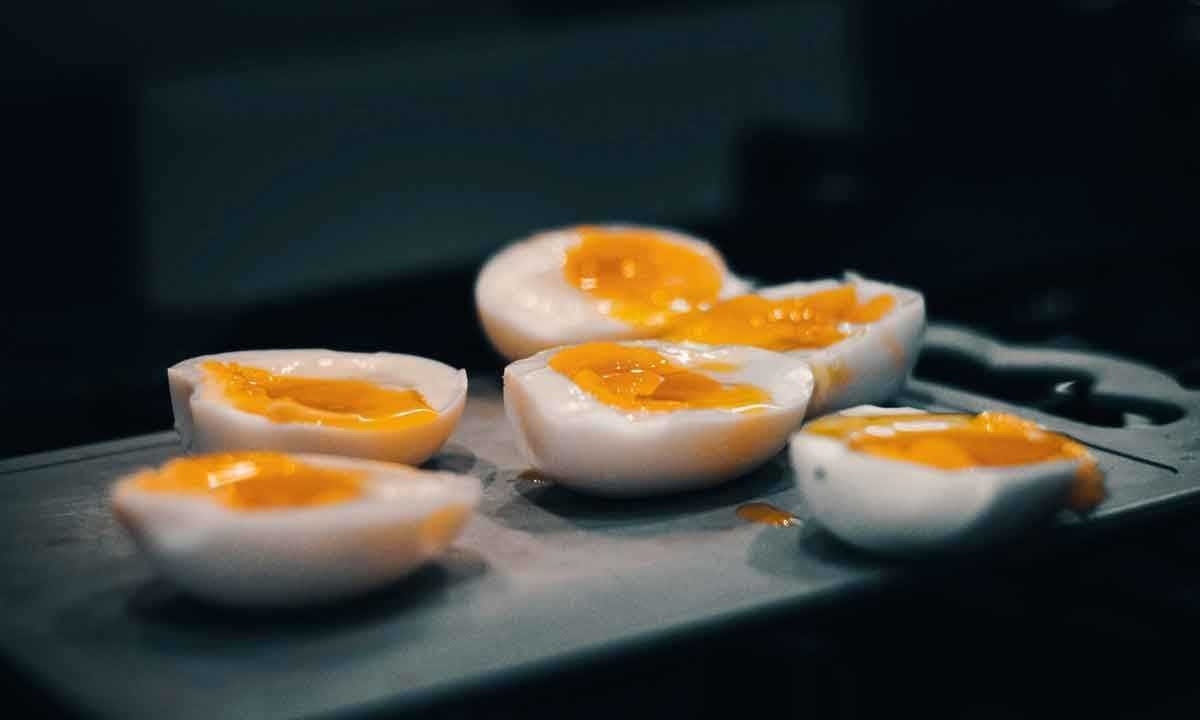 Versátil, o ovo tem diversos preparos, como cozinho, frito, pochê, suflê e omelete -  (crédito: Alexander Belov/Divulgação)