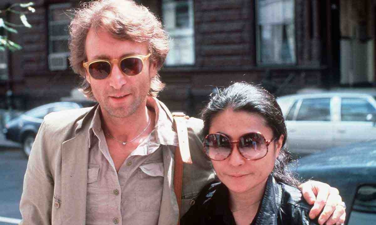John Lennon e a mulher, Yoko Ono, em Nova York em foto de 1980, ano em que ele foi assassinado -  (crédito: AP)