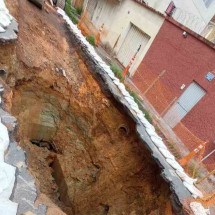 Cratera em rua do Cachoeirinha atrapalha a vida de moradores há quase 15 dias - Imagens cedidas ao Estado de Minas