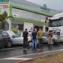 Vídeo: Carreta atinge seis veículos em avenida de Montes Claros - Samu/divulgação