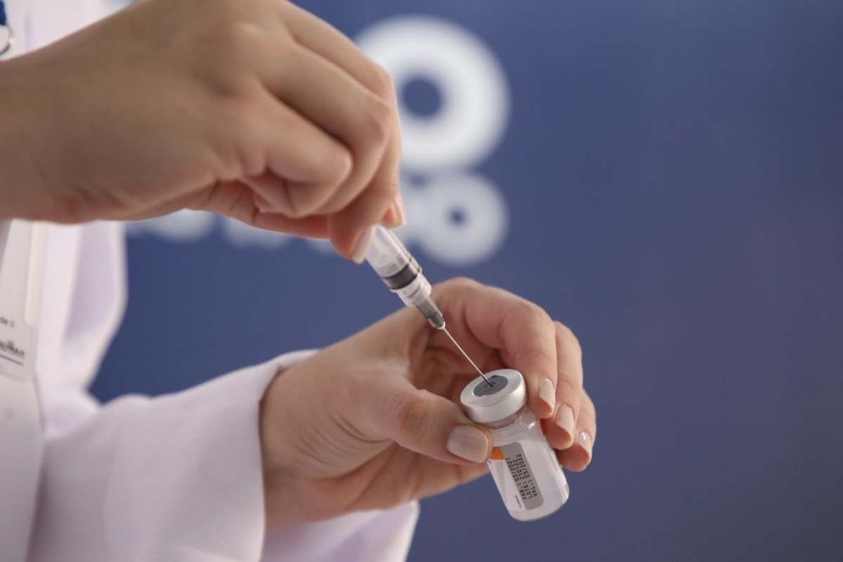 Saúde ainda não fechou contrato de vacina contra a Covid para 2024, mas garante ter estoque