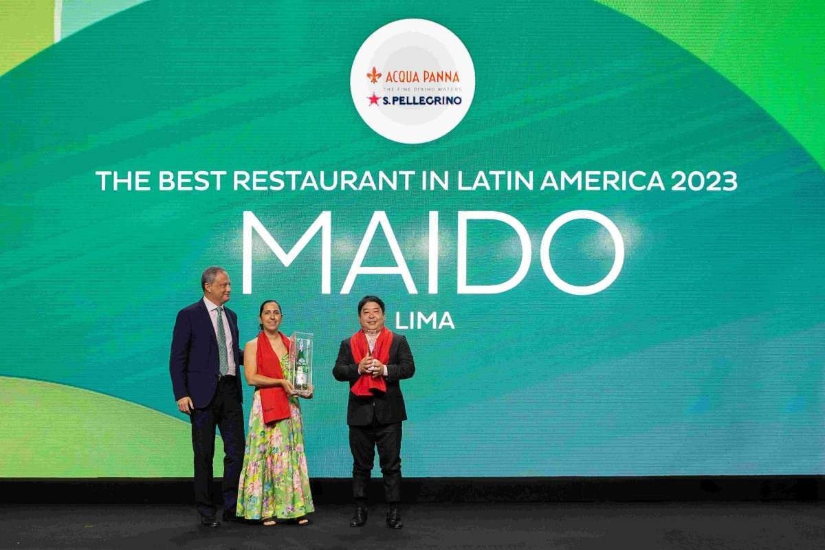 À frente do Maido, no Peru, Mitsuharu Tsumura e Florencia Rey comemoraram o primeiro lugar na lista e o prêmio de melhor sommelier 