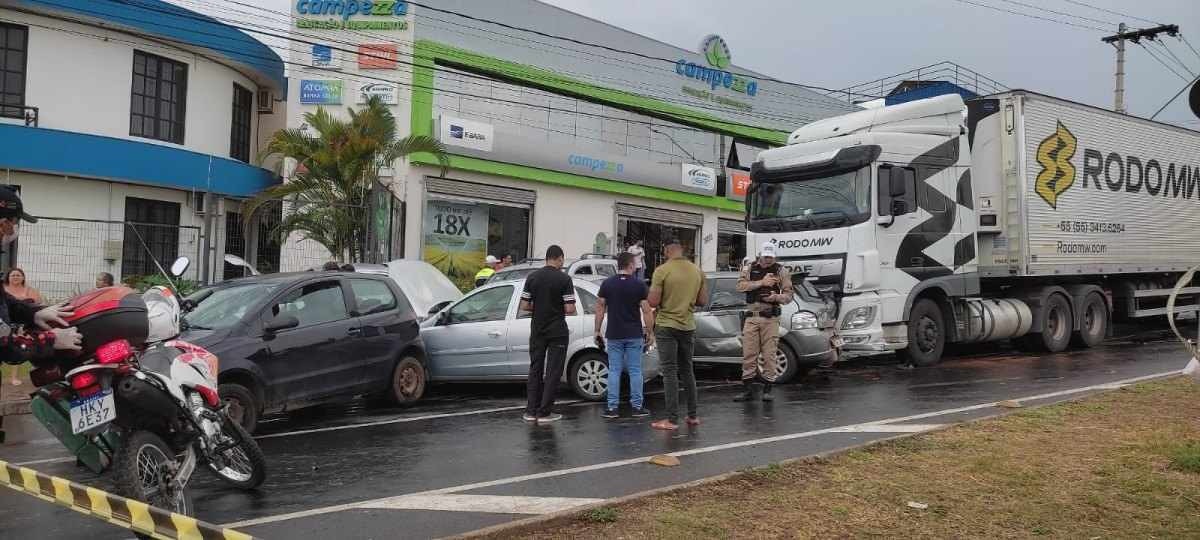 Vídeo: Carreta atinge seis veículos em avenida de Montes Claros
