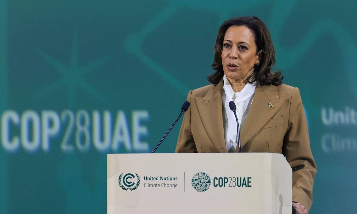 A vice-presidente dos EUA, Kamala Harris, fala durante a sessão Triplicar a Energia Renovável e Duplicar a Eficiência Energética até 2030 na cúpula climática das Nações Unidas COP28 em Dubai, em 2 de dezembro de 2023 -  (crédito: KARIM SAHIB/AFP)