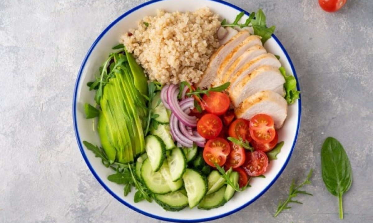 Salada de quinoa, frango, cebola roxa, tomate, abacate e folhas diversas -  (crédito: Imagem: irina2511 | Shutterstock - crédito: EdiCase)