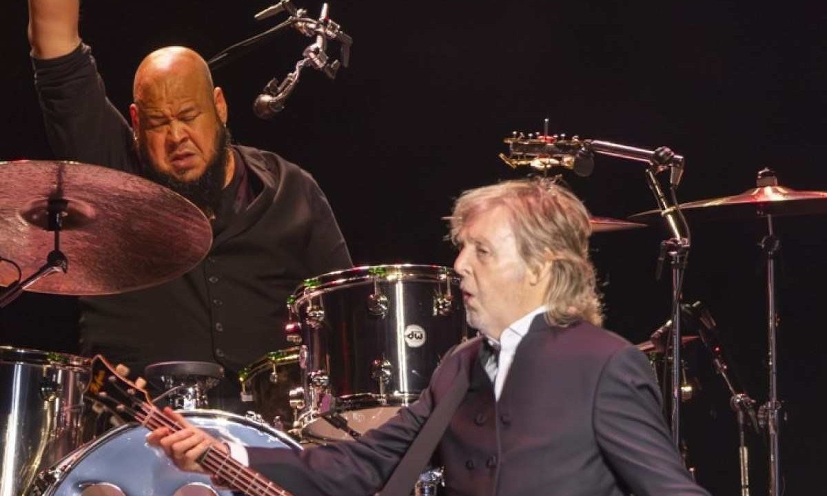 Abe Laboriel e Paul McCartney no show de segunda-feira (4/12), na Arena MRV, em BH -  (crédito: Marcos Hermes/divulgação)