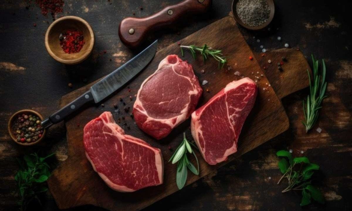 O problema muitas vezes está relacionado ao consumo de carnes processadas, ricas em aditivos e conservantes, não à carne comprada no açougue -  (crédito: Freepik)