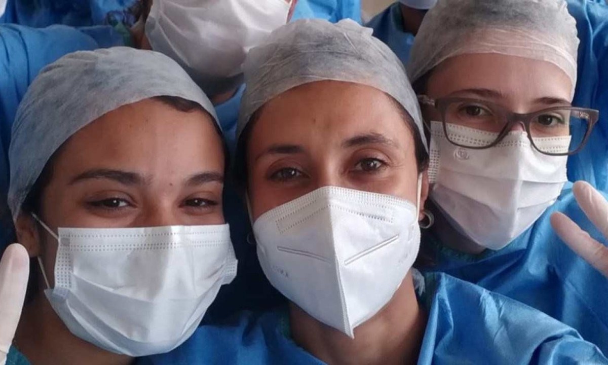 Juliana Oliveira (no meio) com amigas estudantes de medicina UFMG -  (crédito: arquivo pessoal)