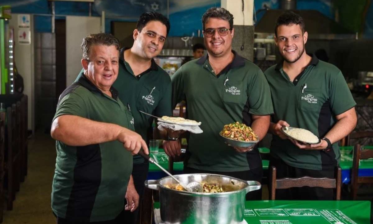 Seu Zezé e filhos no restaurante  -  (crédito: Foto: Tropeiro do Zezé/Divulgação )