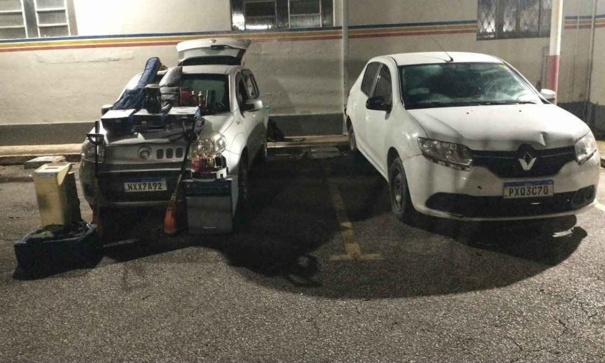 Polícia recuperou três televisões, uma guitarra, um contrabaixo, quatro celulares, dois aparadores de grama, um robô aspirador de pó, três misteiras, quatro garrafas de bebida alcoólica, uma caixa de som oneal, um umidificador de ar, dois notebooks e dois carros -  (crédito: PMMG/Divulgação)