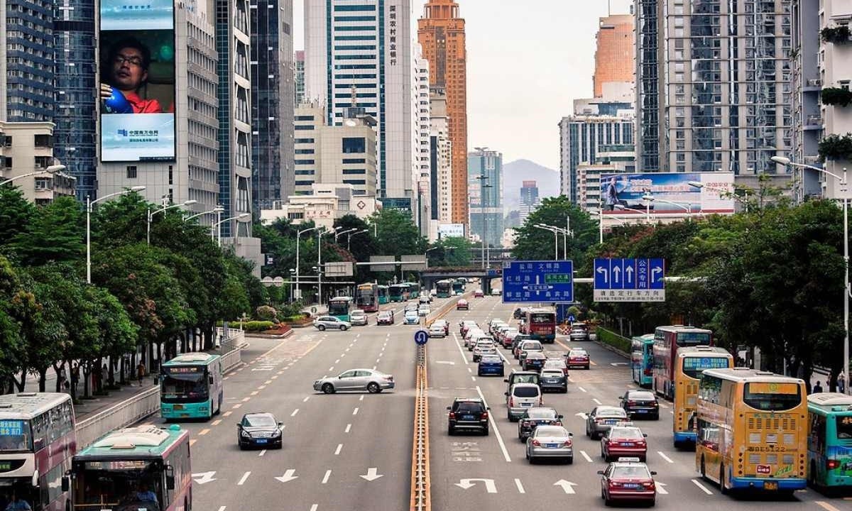 Avenida de Shenzhen, com ônibus elétricos entre os carros -  (crédito: Jo./Flickr)