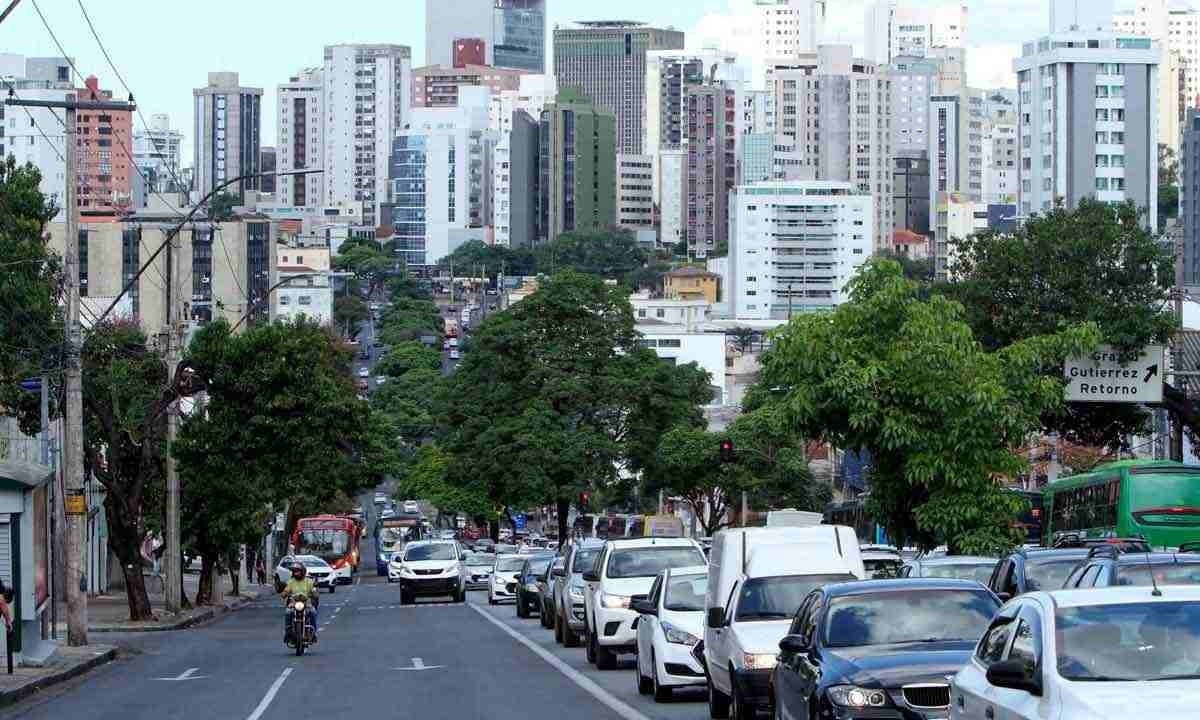 Avenida Amazonas, onde já há pistas prioritárias, vai ganhar corredor segregado para dar agilidade aos ônibus com objetivo de reduzir tempo de viagens e o transporte individual -  (crédito: Edésio Ferreira/EM/D.A Press)