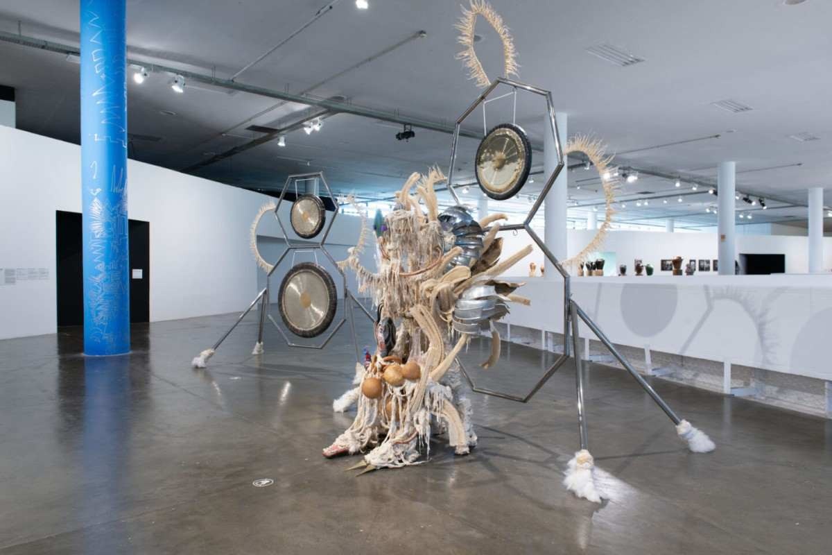 As esculturas Disease Throwers podem ser ativadas pelo artista em um ritual coletivo de cura    