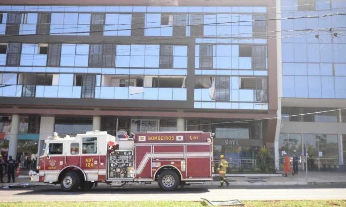 Caminhão dos bombeiros parado em frente ao prédio onde ocorreu a explosão -  (crédito: Marcelo Ferreira/CB/D.A.Press)