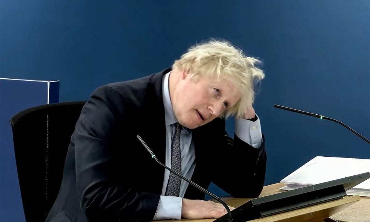  Boris Johnson coça a cabeça durante depoimento em comissão de investigação sobre a COVID-19 no Reino Unido -  (crédito: UK Covid-19 Inquiry / AFP)