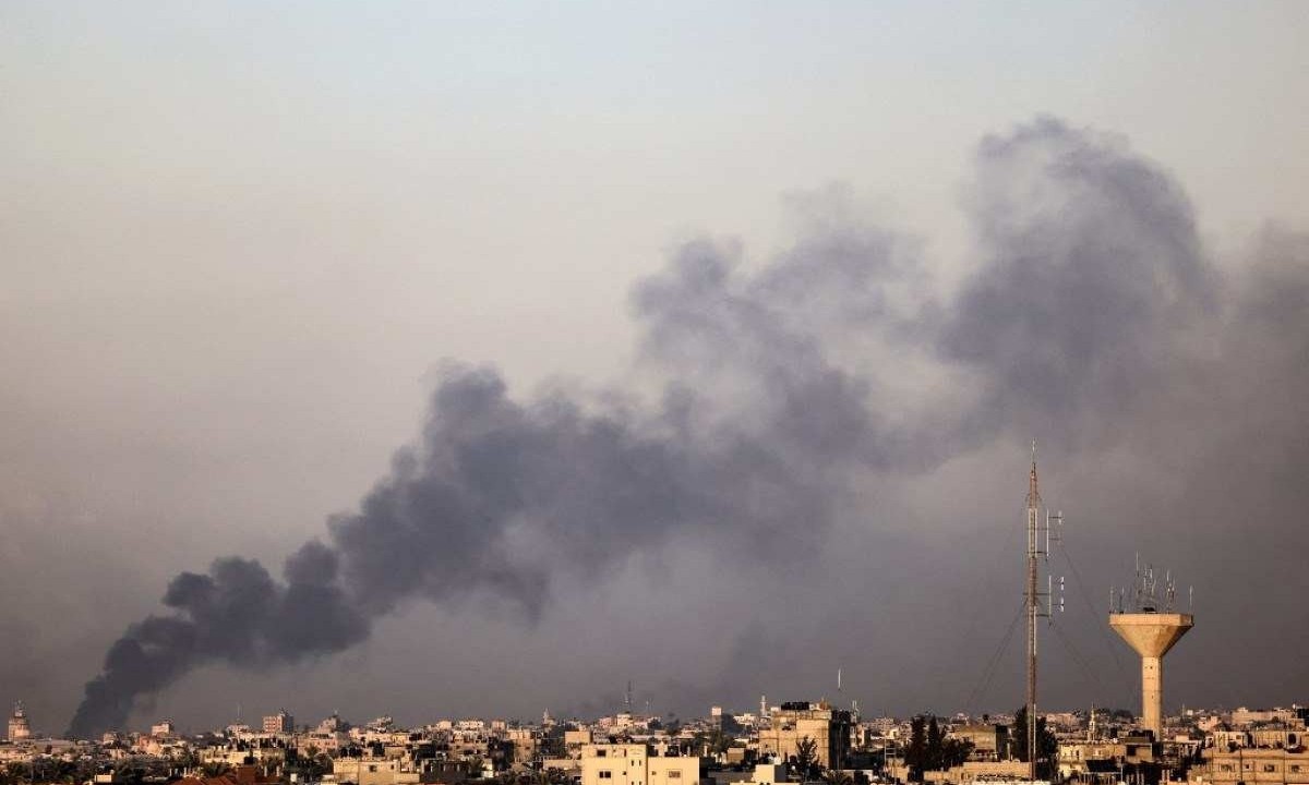  Fumaça sobe de um ponto atingido por bombardeio israelense em Rafah, na Faixa de Gaza -  (crédito: MAHMUD HAMS / AFP)