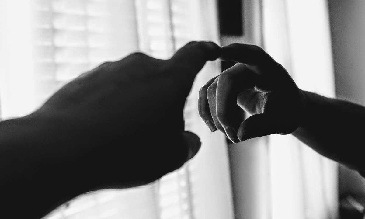 Dedo de mão adulta toca dedo de mão de criança -  (crédito: Pexels)