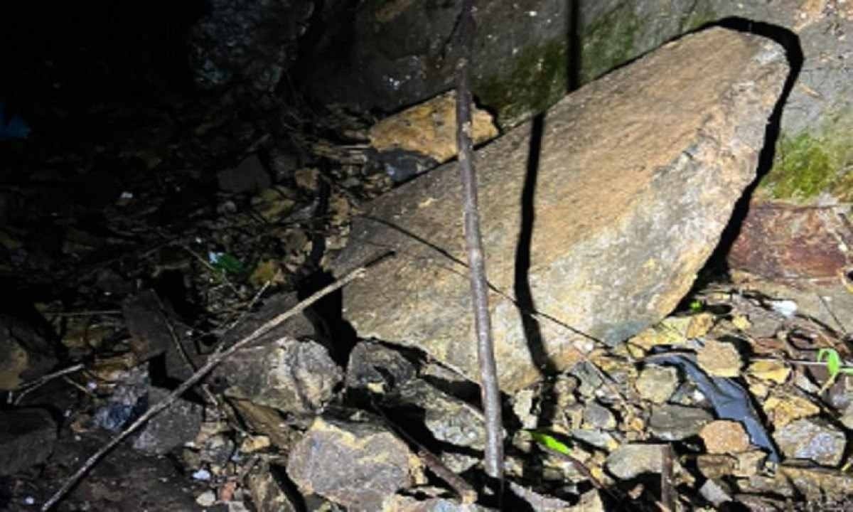 Pedra que deslizou e atingiu a Câmara Municipal de Poços de Caldas -  (crédito: Bombeiros/Divulgação)