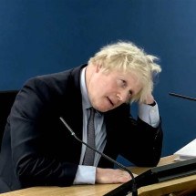 Boris Johnson pede desculpas por 'dor e perdas' causadas às vítimas da covid - UK Covid-19 Inquiry / AFP