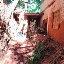 Temporal alaga ruas e barranco desaba em entrada de casa em Minas - CBMMG