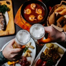 Descubra 5 mitos e verdades sobre a relação álcool e alimentação -  KamranAydinov/Freepik