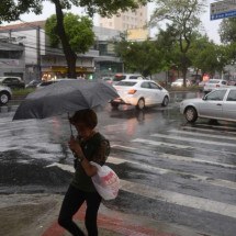 Mesmo com dia chuvoso, BH deve registrar 33°C nesta quarta - Túlio Santos/EM/D.A.Press