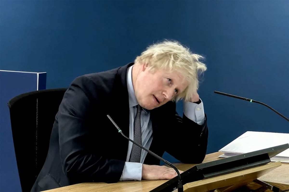 Boris Johnson pede desculpas por 'dor e perdas' causadas às vítimas da covid