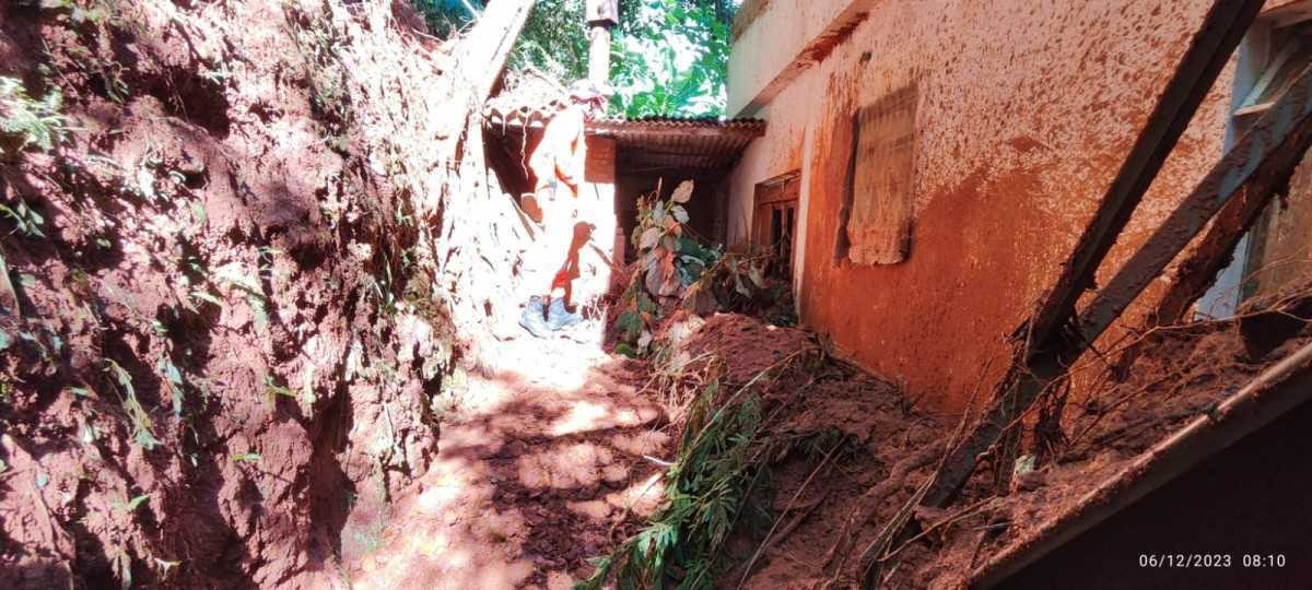 Temporal alaga ruas e barranco desaba em entrada de casa em Minas