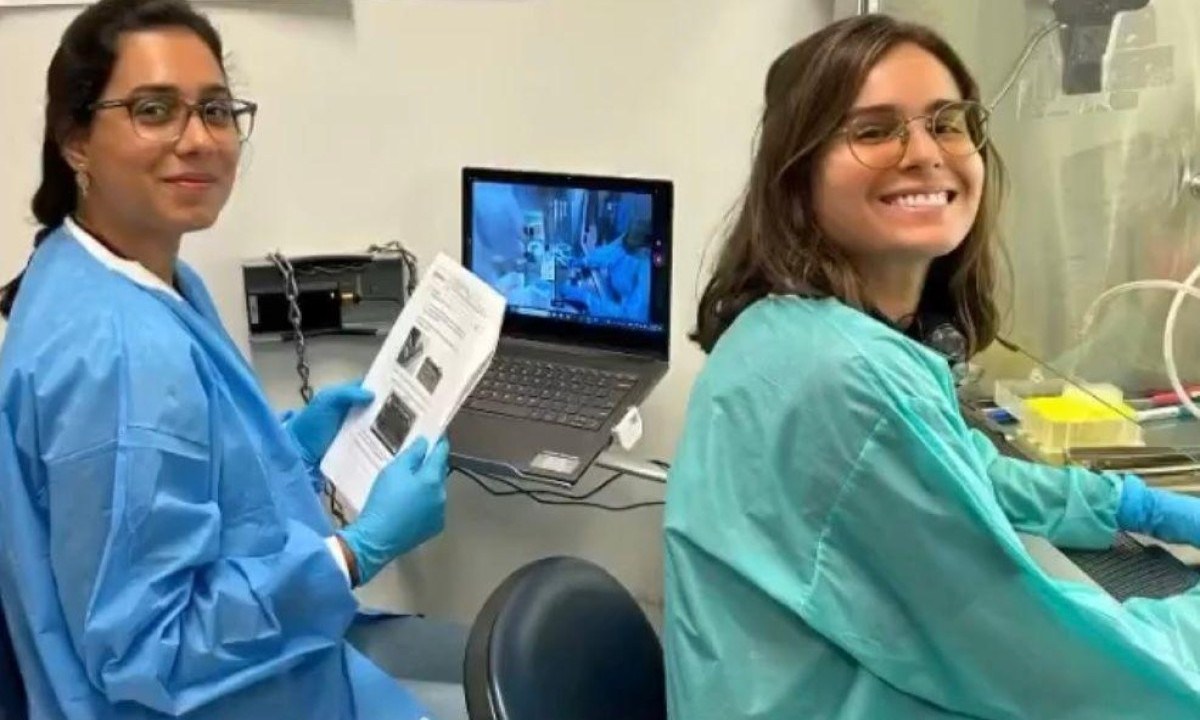 Luisa Coelho e Livia Luz trabalham no laboratório em San Diego -  (crédito: Arquivo pessoal)