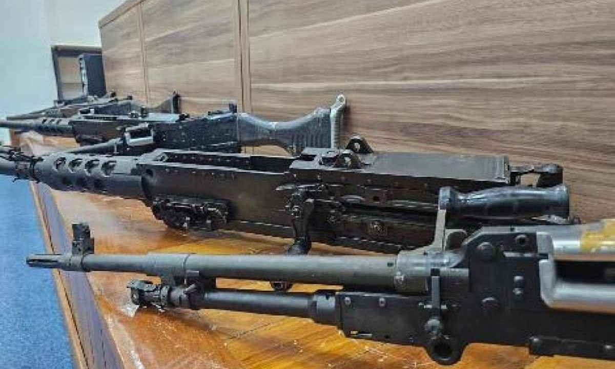 Parte de armas roubadas foi recuperada -  (crédito: Polícia Civil/RJ/Divulgação)