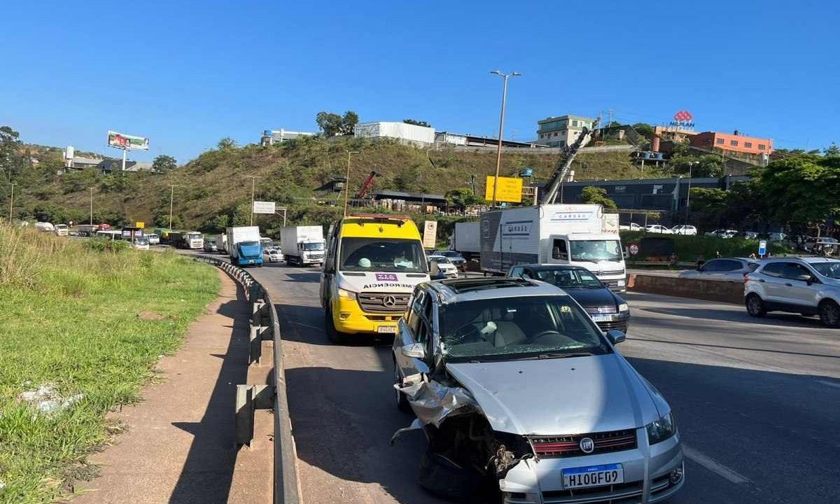 Acidente entre carro e caminhão complica trânsito no Anel Rodoviário -  (crédito: Wellington Barbosa/EM/D.A Press)