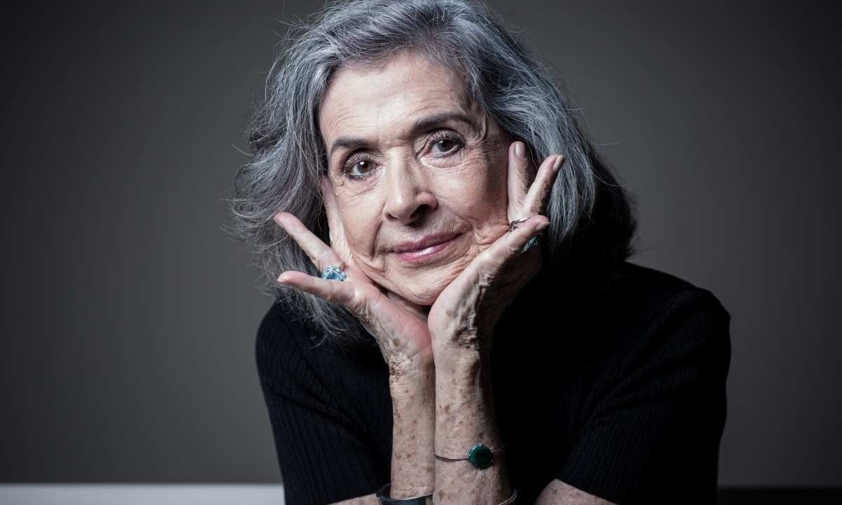 A atriz Betty Faria, no Rio de Janeiro, posa com mãos no queixo -  (crédito:  Lucas Seixas/Folhapress)