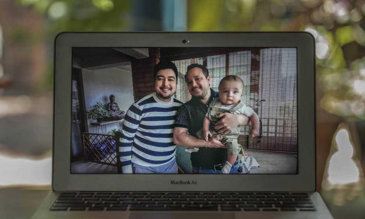 O casal de brasileiros Leonardo Hatanaka e Lázaro Mendes ao lado do filho, Matteo -  (crédito: Marlene Bergamo/Folhapress)