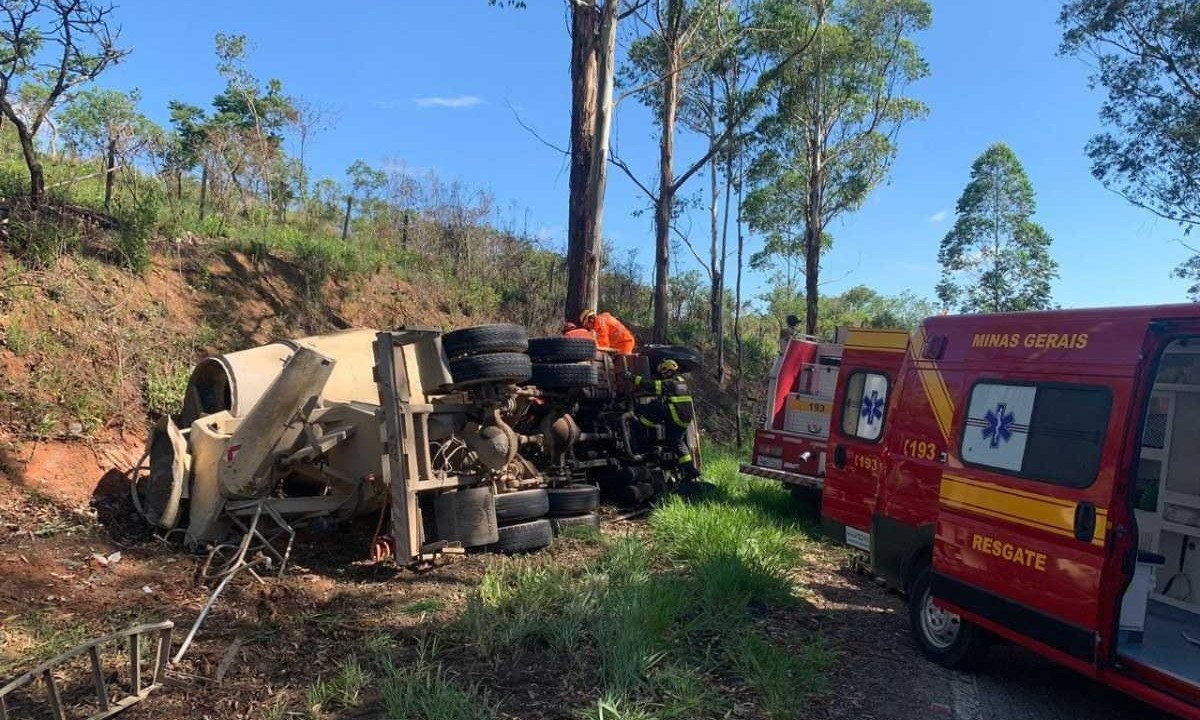 Motorista do caminhão perdeu o controle atingiu a van em uma curva -  (crédito: Corpo de Bombeiros/Divulgação)