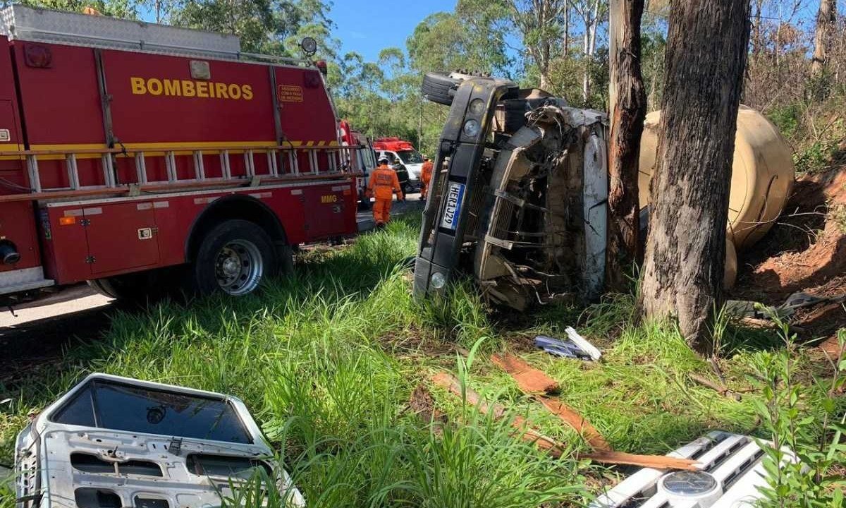 Caminhão perdeu o controle e bateu de frente com a van escolar -  (crédito: Corpo de Bombeiros/Divulgação)