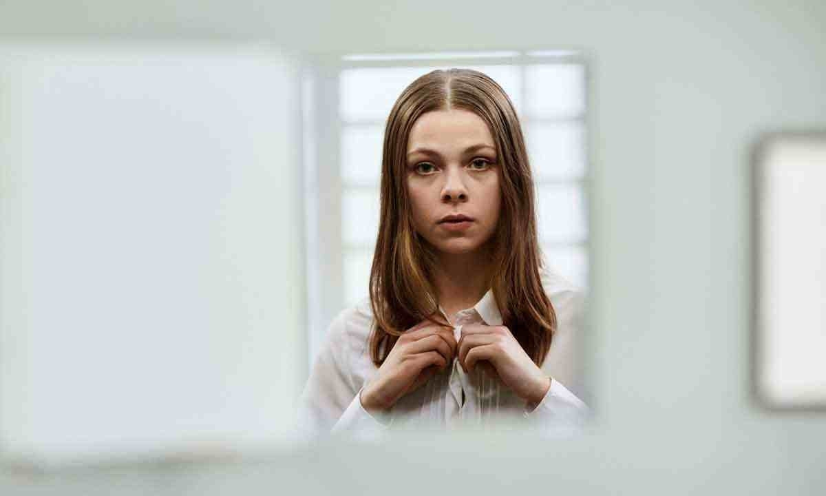 Karlsson Tyrefors interpreta Stella, uma promissora estudante que vai parar na prisão  -  (crédito: NETFLIX/DIVULGAÇÃO)