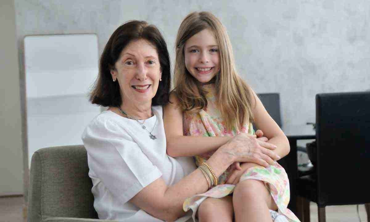 Escritora Ana Cecilia Carvalho e a neta Stella Valente, de 7 anos, escreveram juntas  