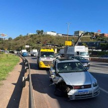 Acidente entre carro e caminhão complica trânsito no Anel Rodoviário - Wellington Barbosa/EM/D.A Press